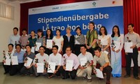 DAAD überreicht Stipendien an vietnamesische Studierende und Akademiker